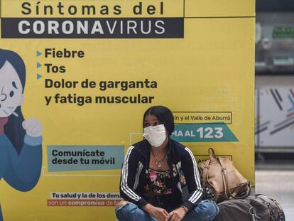 Una mujer en una estación de autobuses en Medellín, Colombia.