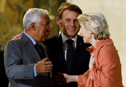 El presidente francés, Emmanuel Macron, el presidente del Consejo Europeo, Antonio Costa, y la presidenta de la Comisión Europea, Ursula von der Leyen, hablan después de una reunión con líderes europeos sobre Ucrania y la seguridad europea en el Palacio del Elíseo en París.