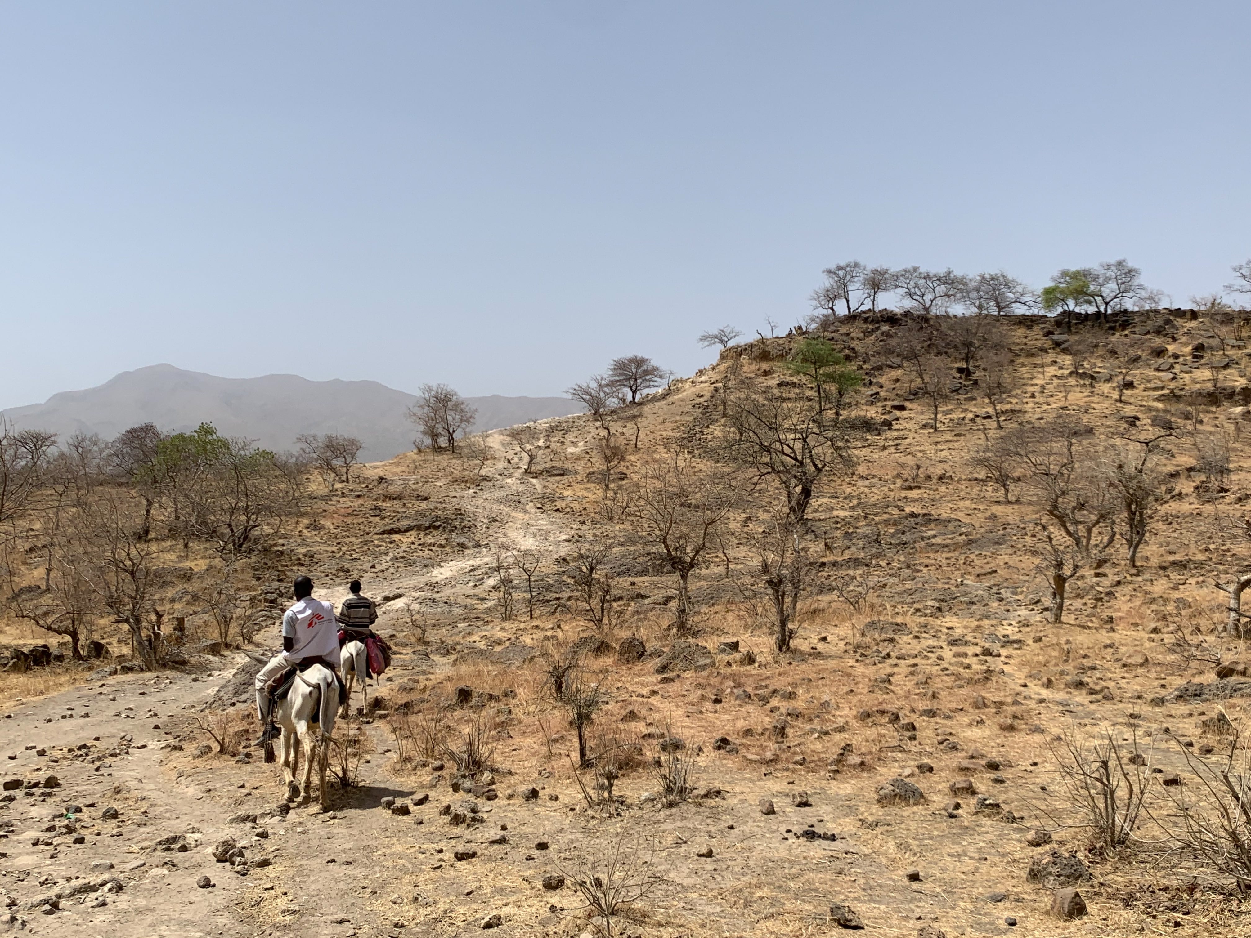Equipo de MSF de camino a la aldea de Dilli para entregar material sanitario, en las montañas de Jebel Marra, región de Darfur, Sudán, el 12 de abril de 2025.