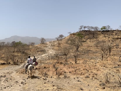 Equipo de MSF de camino a la aldea de Dilli para entregar material sanitario, en las montañas de Jebel Marra, región de Darfur, Sudán, el 12 de abril de 2025.