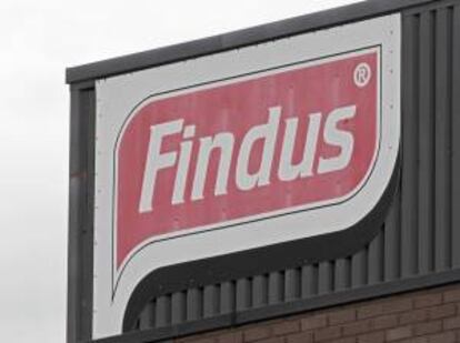 El grupo de congelados Findus anunció hoy que presentará una denuncia por sentirse engañado al haberse descubierto que algunos de sus platos preparados, elaborados por proveedores, contenía carne de caballo de origen rumano y no la de vacuno que dice haber encargado y que era el ingrediente anunciado.