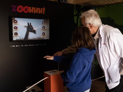 En la imagen, Iona, paciente del Hospital Sant Joan de Deu, y Carles Fabrega, jefe de medios audiovisuales del hospital, interaccionan con la holografía.