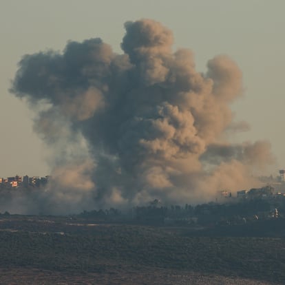 Smoke billows amid the ongoing hostilities between Hezbollah and Israeli forces, as seen from Tyre, southern Lebanon October 4, 2024. REUTERS/Aziz Taher