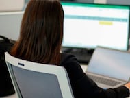 Una trabajadora trabajando en una oficina.