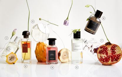 1. Eau de Givenchy, de Givenchy. La hediona despide el efluvio dulce y transparente del jazmín, de cuyo absoluto se obtiene. 81 euros en givenchybeauty.com. 2. Colección de los Fundadores Bel Ami, de Hermès. Investigando un remedio contra la malaria se descubrió la terrosa isobutyl quinoline. La acompañan vetiver, pachuli y musgo. 115 euros en hermes.com. 3. A Drop d’Issey, de Issey Miyake. Mientras que la originalidad de Eau d’Issey residía en el frescor marino del calone, en esta composición se imagina el aroma de las lilas, inexistente en la realidad. 59,90 euros, 50 mililitros. 4. Santal Pao Rosa, de Guerlain. Para crear la nota de higo, Delphine Yelk usó las afrutadas lactonas, y veltol, que recuerda al azúcar. 295 euros en guerlain.com. 5. Lucky, de Dior. Los componentes olorosos de la flor predilecta del modista —el muguete o lirio de los valles— no se puede destilar. Desde 1906, los químicos investigan moléculas sintéticas que lo reproduzcan. 220 euros en dior.com. 6. ExpLOud, de Laboratorio Olfattivo. El perfumista Pierre-Constantin Gueros se vale aquí de un producto del llamado upcycling, Lilybelle, la última generación de notas tipo muguete. 115 euros en hunkydorylab.com. 7. Escentric Molecules 01, de Escentric Molecules. La Iso E Super, con notas aterciopeladas y de madera y violeta, es el único ingrediente de esta fragancia. 120 euros en regia.es.