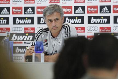 Mourinho, frente a la prensa, ayer.