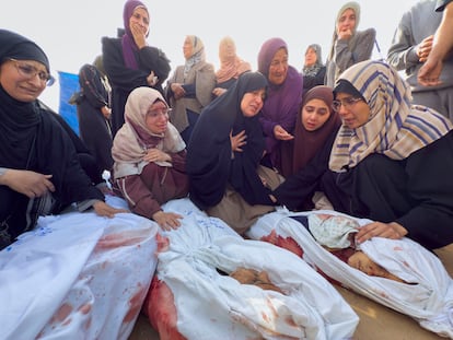 Palestinas lloran sobre los cuerpos de varios niños muertos en los ataques de la madrugada de este miércoles en Gaza.