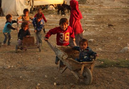 Niños sirios juegan en el campo de desplazados Ash'ari en las afueras de Damasco.