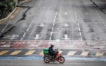 Un repartidor de comida en Kuala Lumpur, Malasia.