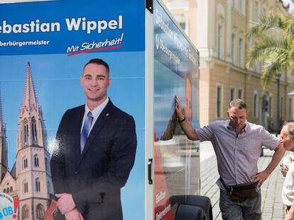 El candidato a la alcaldía de Görlitz de Alternativa por Alemania, Sebastian Wippel (izquierda) hace campaña en una palza de la ciudad del este de Alemania el pasado martes. 
