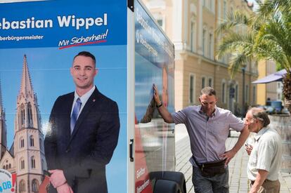 El candidato a la alcaldía de Görlitz de Alternativa por Alemania, Sebastian Wippel (izquierda) hace campaña en una palza de la ciudad del este de Alemania el pasado martes. 