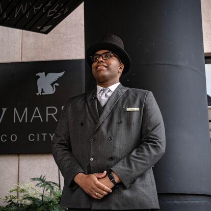 Ronald Minaya trabaja en el hotel JW Marriott de Polanco, en Ciudad de México, en 2024. 