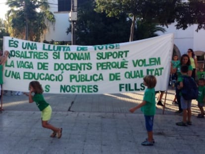 Concentraci&oacute;n de padres y alumnos en el Colegio P&uacute;blico Sant Jordi de Palma.