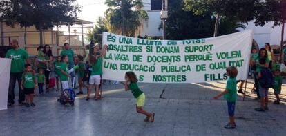 Concentraci&oacute;n de padres y alumnos en el Colegio P&uacute;blico Sant Jordi de Palma.