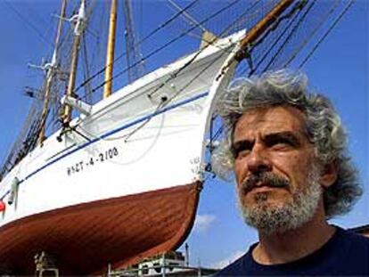 Román Sánchez, junto al pailebote <b></b><i>Santa</i> <b></b><i>Eulalia.</i>