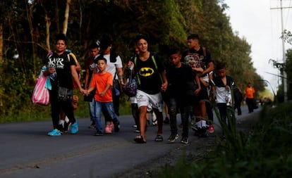 Migrantes hondureños en la frontera entre Guatemala y Honduras, este miércoles.