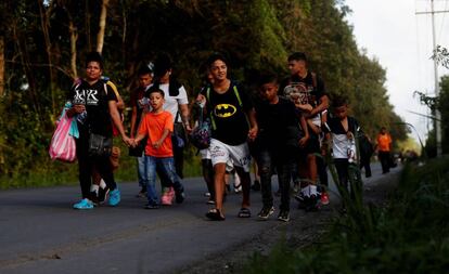 Migrantes hondurenhos na fronteira entre a Guatemala e Honduras, nesta quarta-feira.