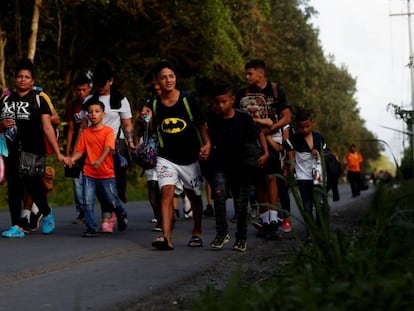 Migrantes hondurenhos na fronteira entre a Guatemala e Honduras, nesta quarta-feira.
