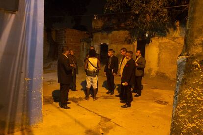 El pastor y sus alumnos evangelizan las favelas de Río durante la madrugada.