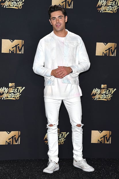 Zac Efron se atrevió con el blanco de pies a cabeza.