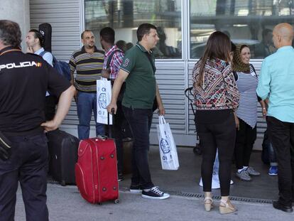 Un grupo de refugiados llega al aeropuerto Madrid-Barajas, el 19 de septiembre de 2016