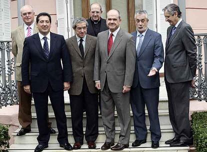 De izquierda a derecha, José Antonio Arcos (Caja Jaén), Antonio Pulido (Cajasol), Braulio Medel (Unicaja), Santiago Gómez Sierra (Cajasur), Manuel Chaves, José Antonio Griñán y Antonio Claret García (CajaGranada) posan en la Casa Rosa antes de comenzar la reunión de trabajo.