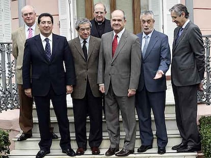 De izquierda a derecha, José Antonio Arcos (Caja Jaén), Antonio Pulido (Cajasol), Braulio Medel (Unicaja), Santiago Gómez Sierra (Cajasur), Manuel Chaves, José Antonio Griñán y Antonio Claret García (CajaGranada) posan en la Casa Rosa antes de comenzar la reunión de trabajo.