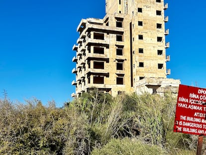 Letrero advierte de los peligros de penetrar en los edificios de Varosha, el famoso distrito hotelero de Famagusta, convertido en una ciudad fantasma tras medio siglo de abandono.