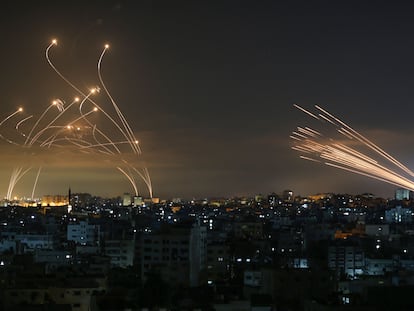 Cohetes disparados este viernes hacia Israel desde Beit Lahia, en el norte de la Franja de Gaza, y las contramedidas israelíes.