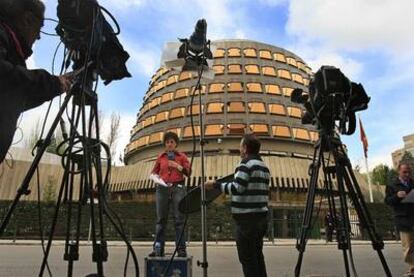 Medios de comunicación en el exterior del Tribunal Constitucional durante la deliberación.