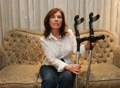 Nieves González, fotografiada ayer en su casa junto a las muletas que usa desde el accidente.