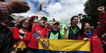 Partidarios del presidente venezolano, Hugo Chávez, celebran su regreso a Caracas este lunes.