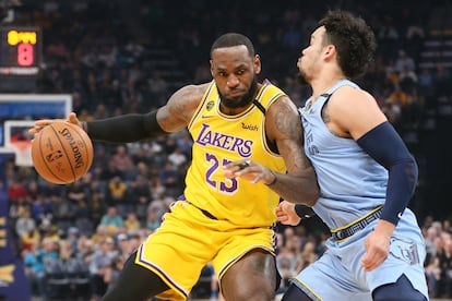 LeBron James y Dillon Brooks en un Lakers-Grizzlies.