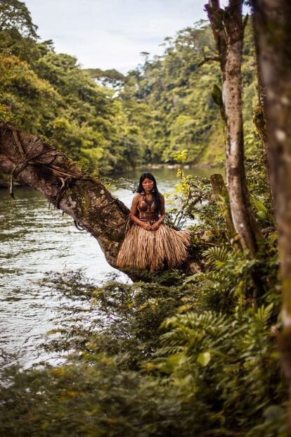 “Tento passar algum tempo com as mulheres que retrato. Escuto suas histórias e tiro várias fotos. Tento entendê-las na medida do possível.” Na imagem: Jovem com seu traje de noiva na Amazônia, uma das peças que continuam resistindo à influência da modernidade.