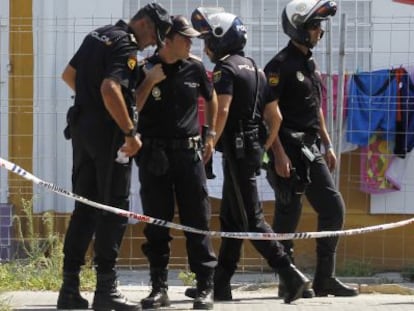 Controles policiales este jueves, junto a la zona en la que muri&oacute; la ni&ntilde;a.