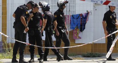 Controles policiales este jueves, junto a la zona en la que muri&oacute; la ni&ntilde;a.