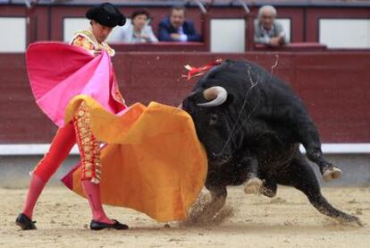 El Capea da un pase con el capote al primero de su lote en Las Ventas.