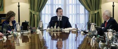El jefe del Gobierno, Mariano Rajoy, con Margallo y Santamaría en el primer Consejo de Ministros.