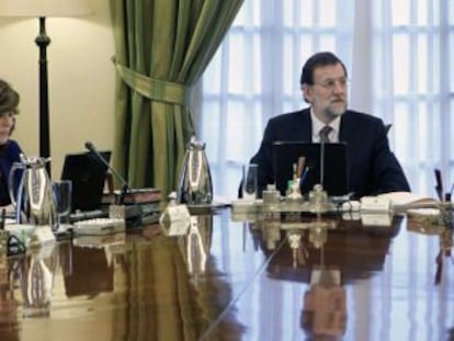 El jefe del Gobierno, Mariano Rajoy, con Margallo y Santamaría en el primer Consejo de Ministros.