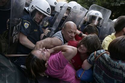 Protesta de trabajadores del servicio de limpieza griego. En la imagen, la policía antidisturbios intenta disolver la manifestación que tiene lugar frente al Ministerio de Finanzas de Atenas.