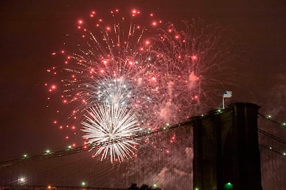 Fuegos artificiales sobre el puente de Brooklyn en Nueva York (EE UU), durante las celebraciones del 4 de Julio.