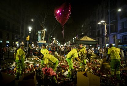 Un equipo de limpieza del Ayuntamiento de Barcelona recoge, 10 días después del atentado, los objetos depositados en Las Ramblas.