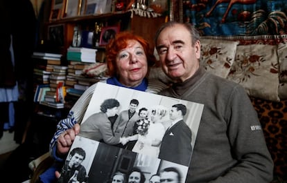 Gennady Avdeev, de 78 anos, e sua esposa Lyudmila Avdeeva, de 74, são pensionistas e apoiam Vladimir Zhirinovsky. "A economia dificulta o que vemos hoje, a queda na qualidade de vida da maioria das pessoas, a enorme diferença entre ricos e pobres, é onde o partido do governo é mais vulnerável" assegura Avdeev. "Zhirinovsky, por sua parte, fala contra o modo como está se desenvolvendo nossa sociedade, a oligarquia". O casal posa com uma fotografia de seu casamento, ao qual foi Zhirinovsky, em Moscou (Rússia), em 8 de fevereiro de 2018.