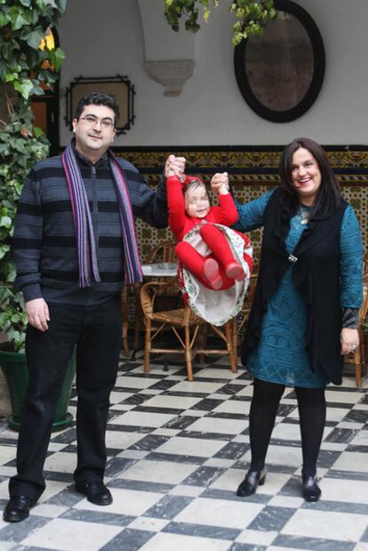 Santiago Ramírez y su esposa, Teresa Molina, con su hija Alba.