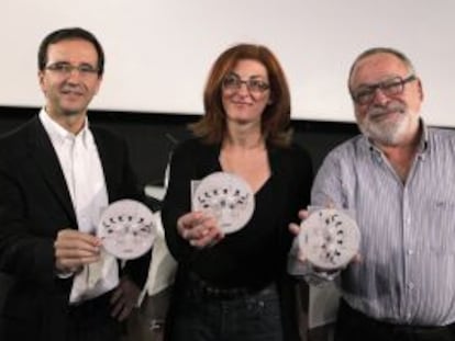 Maite Pagazaurtundúa, junto a los escritores Fernando Savater y Martín Casariego.