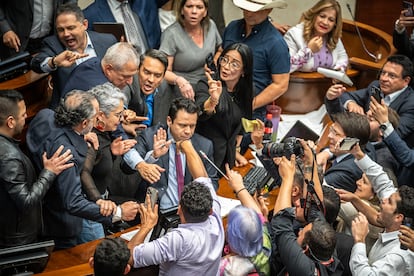 Una discusión en el Congreso, tras el hundimiento de la consulta popular del Gobierno, el 14 de mayo. / DIEGO CUEVAS

