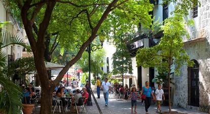 Terrazas en la acogedora calle de El Conde, próximo a la de Las Damas; ideal para pasear durante el atardecer.