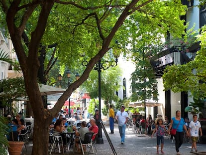 Terrazas en la acogedora calle de El Conde, próximo a la de Las Damas; ideal para pasear durante el atardecer.