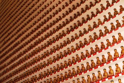 Las estatuas de Buda bañadas en oro en el Monasterio de los Diez Mil Budas en Hong Kong (China).