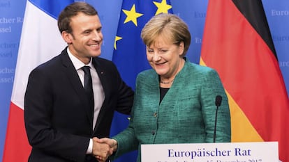 La canciller alemana, Angela Merkel, junto a su homólogo francés, Emmanuel Macron, tras la cumbre europea de diciembre de 2017.